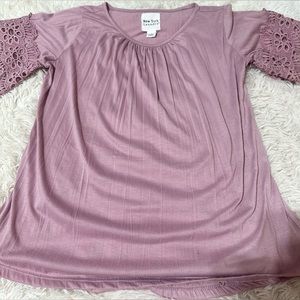 Very cute light purple t-shirt. “New York Laundry” size small. True to size!